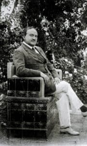 A rare seated portrait of Vicente Blasco Ibáñez, preserved within the University of Tulsa archive, capturing the author in a moment of relaxed authority and intellectual presence. This photograph complements the literary record of Vicente Blasco Ibanez, whose works—such as Los cuatro jinetes del Apocalipsis and Historia de la Guerra Europea de 1914—shaped international perceptions of Spain and Europe. The archive provides scholars with invaluable visual documentation supporting biographical, literary, and historical research.