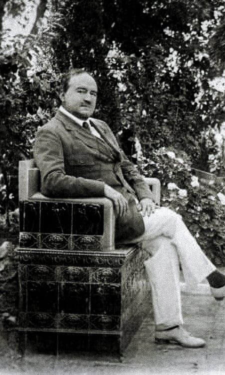 A rare seated portrait of Vicente Blasco Ibáñez, preserved within the University of Tulsa archive, capturing the author in a moment of relaxed authority and intellectual presence. This photograph complements the literary record of Vicente Blasco Ibanez, whose works—such as Los cuatro jinetes del Apocalipsis and Historia de la Guerra Europea de 1914—shaped international perceptions of Spain and Europe. The archive provides scholars with invaluable visual documentation supporting biographical, literary, and historical research.